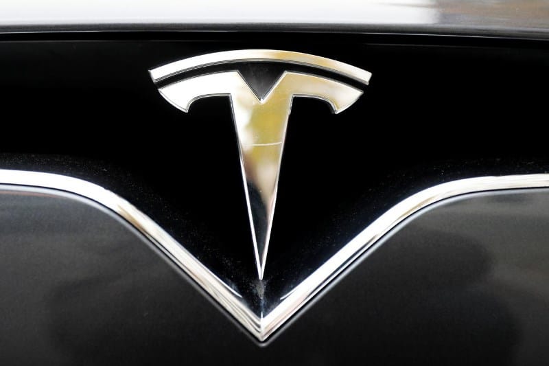 Actividad bursátil al mediodía: suben las acciones de Tesla y Rivian; bajan las de Novo Nordisk y Pure Storage